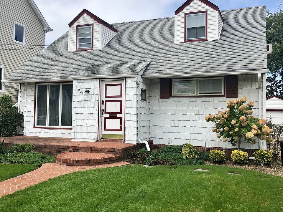 1st image of 824 Ibsen St