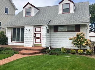 824 Ibsen St, Woodmere, NY 11598