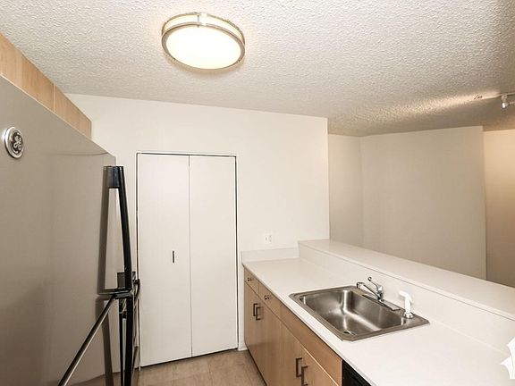 4th image of 756 N Dearborn St #1BR