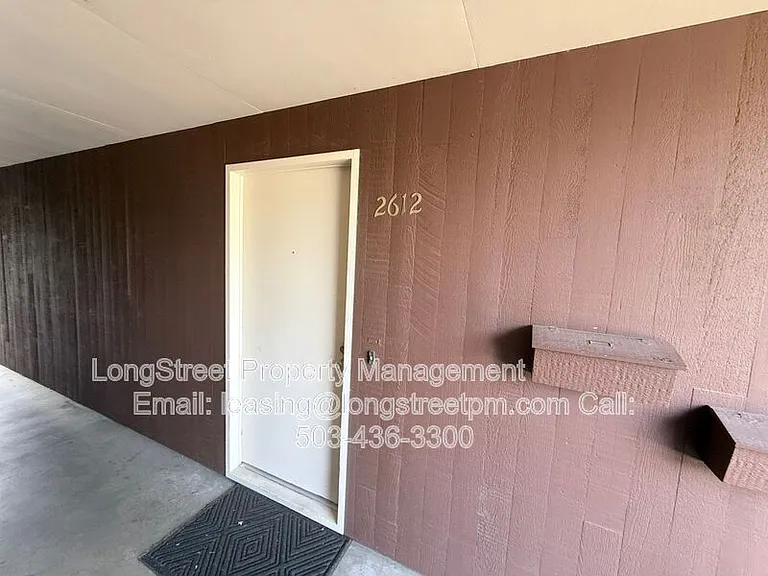 2612 NW Tyler Ave — Photo 2