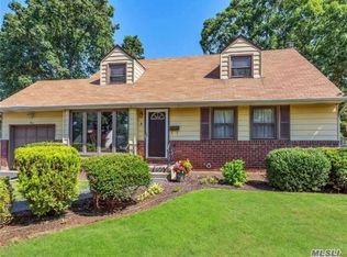 3 Palmer Ln, Commack, NY 11725