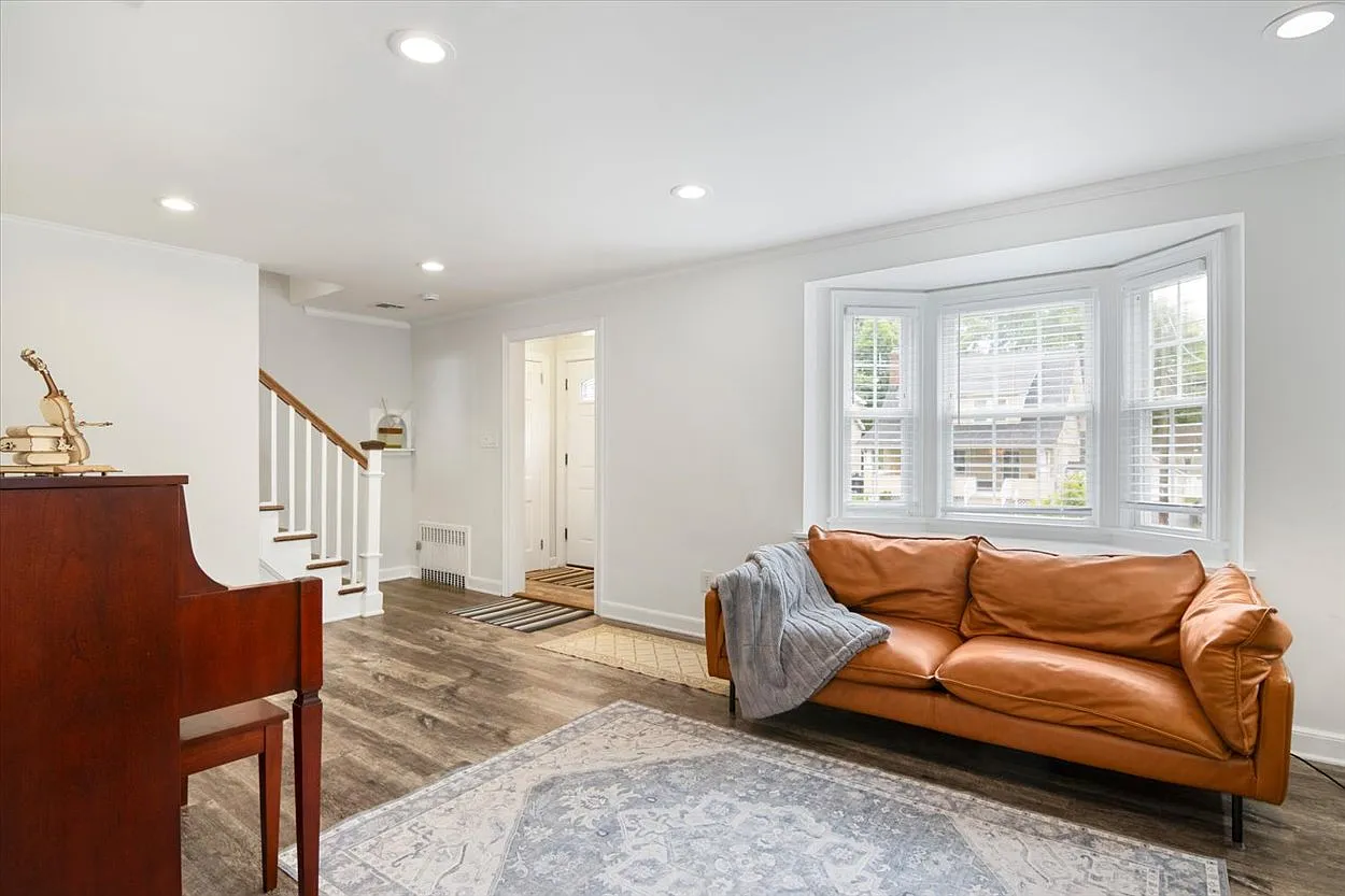 3 bed, 2000 sqft, $5,450 — Photo 4