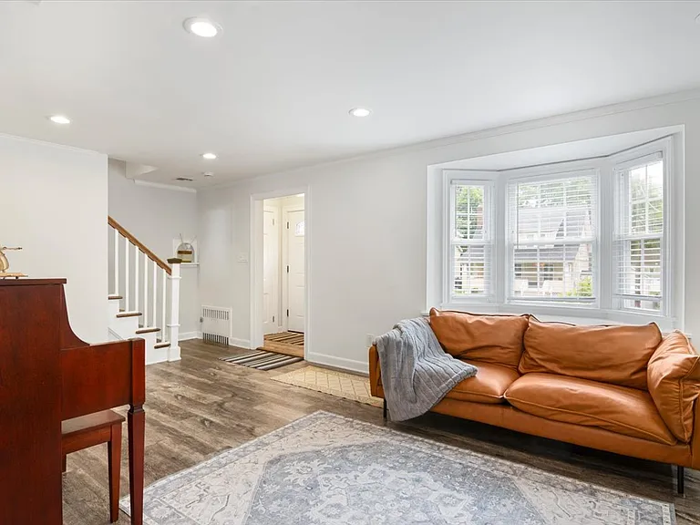 36 Amelia Ave — Photo 4