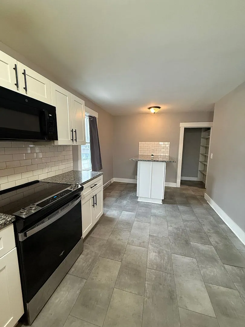 Close to UNMC- 1 block walking distance — Photo 4