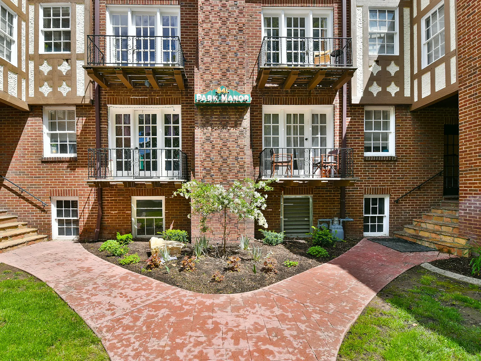 Park Manor Apartments — Photo 1