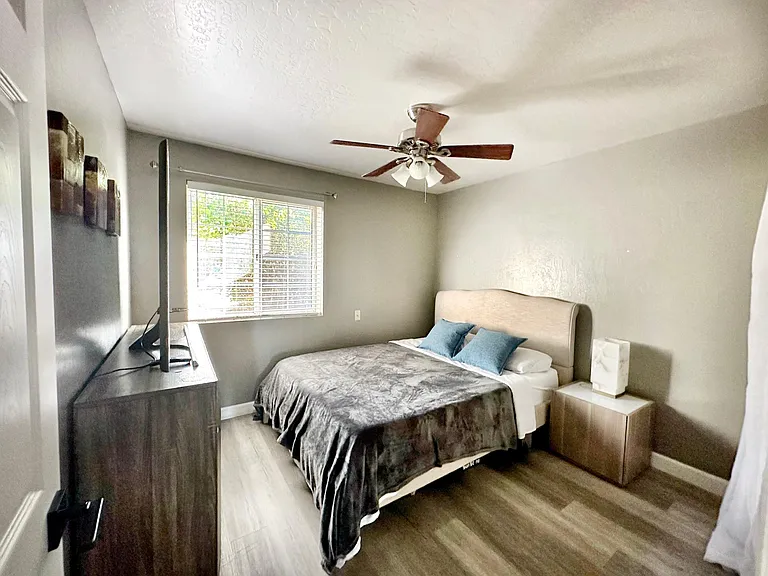 1020 E Hearne Way — Photo 24
