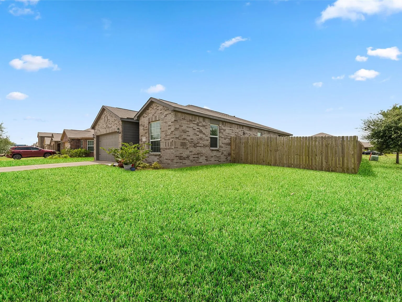3 bed, 2.0 bath, 1621 sqft, $2,150 — Photo 2