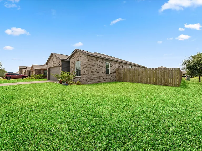 3000 Iron Woods Dr — Photo 2