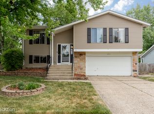 2S411 Sanchez Dr, Warrenville, IL 60555
