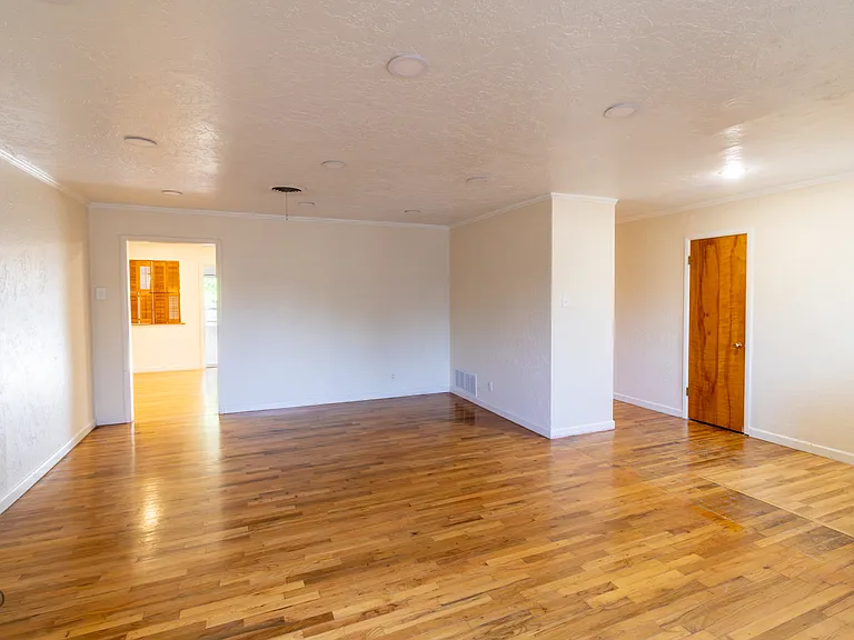 1556 Singleton Ave — Photo 4