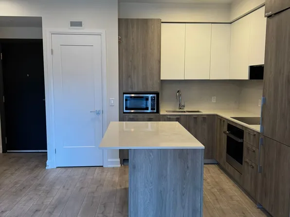 38 Water Walk Dr #629, Markham, ON L3R 6M8