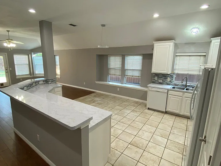 1720 Hackberry Branch Dr — Photo 2