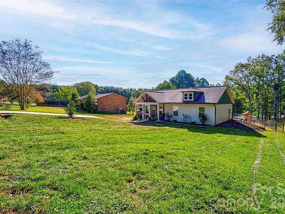 2nd image of 114 Crestbrook Cir