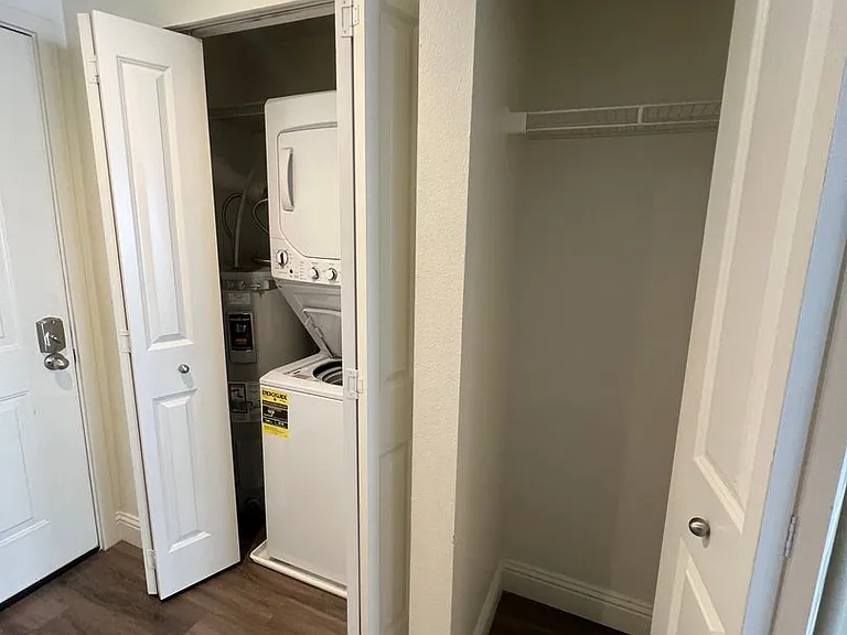 Cameron Apartments — Photo 14