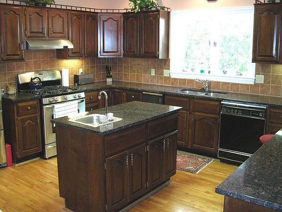 Expansive kitchen with center island, new granite tops