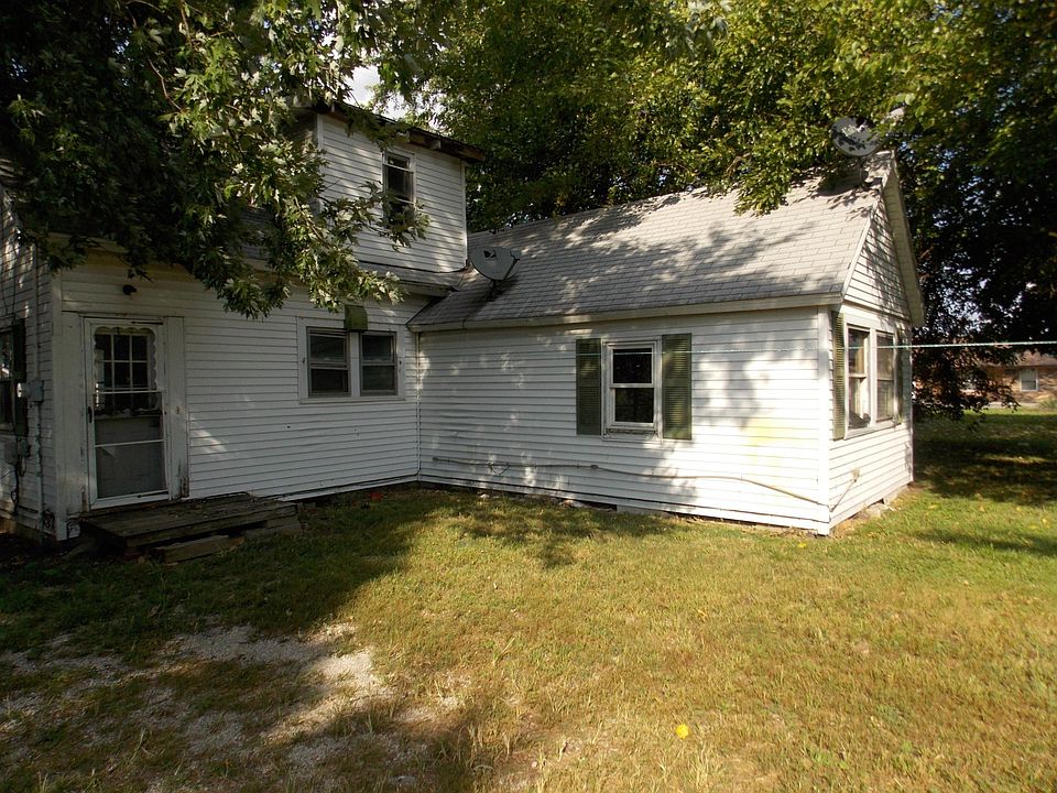 2nd image of 1122 E Fairchild St