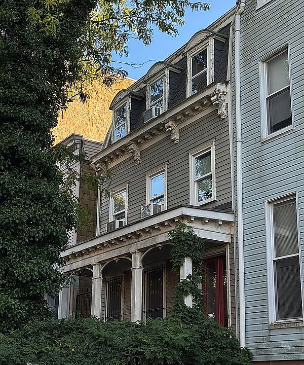 2nd image of 286 13th St