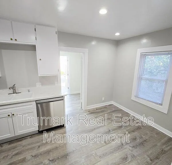 433 W Garfield Ave — Photo 2