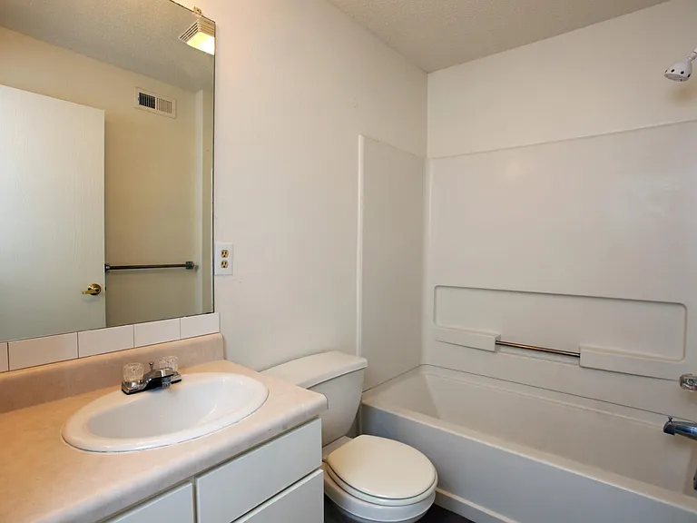 Rockridge Apartments — Photo 10