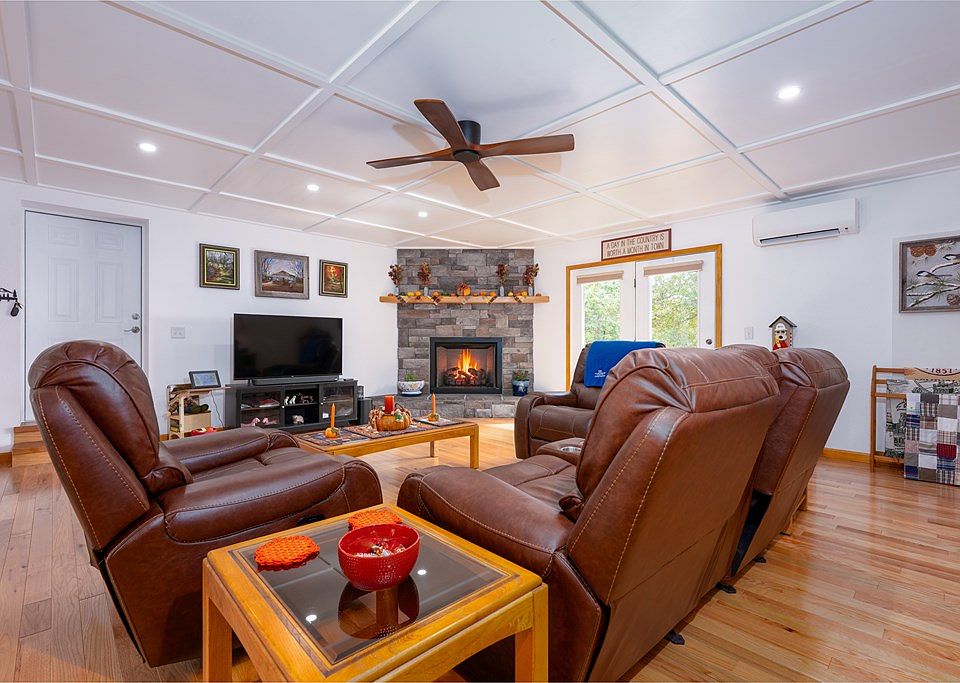 19th image of 124 Graystone Dr