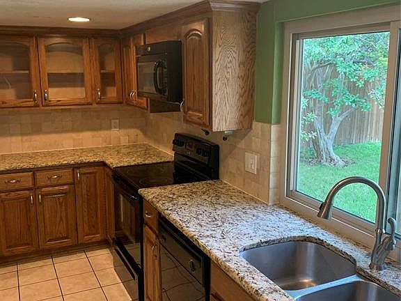 5th image of 2608 Royal Oaks Dr