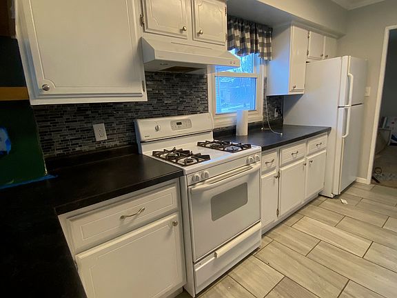 3rd image of 416 Burgland Ave