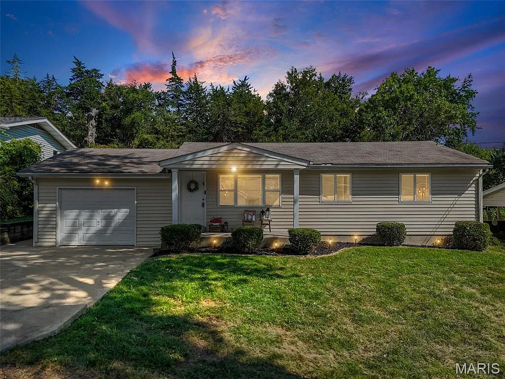 3 bed, 1.0 bath, 912 sqft, $2,195 — Photo 1
