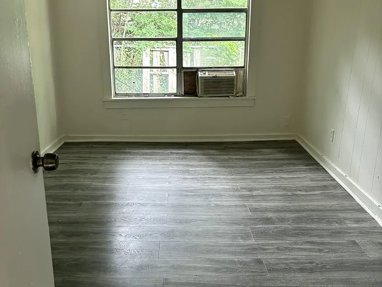 229 University Ave — Photo 4