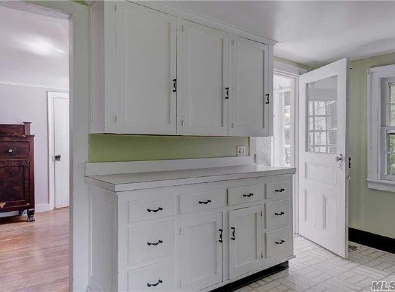 3rd image of 800 Village Ln