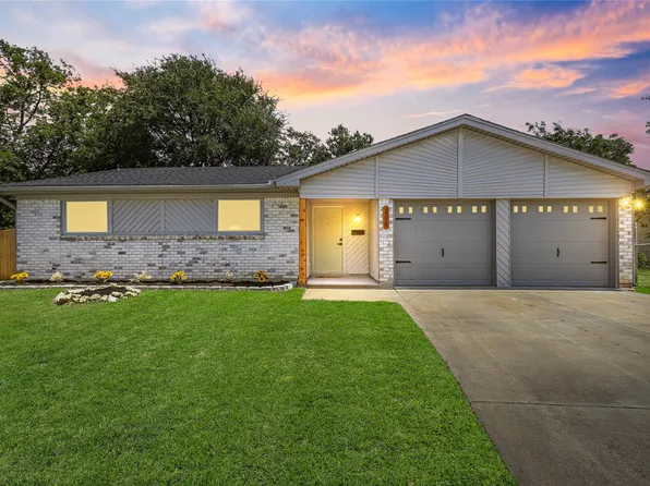 208 Roundtree Dr, Crowley, TX 76036