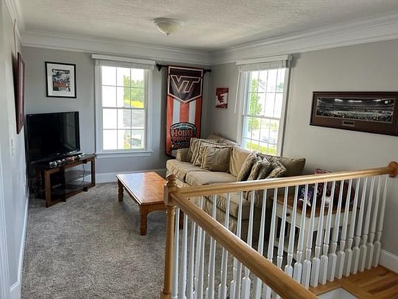 5th image of 1702 Honeysuckle Dr