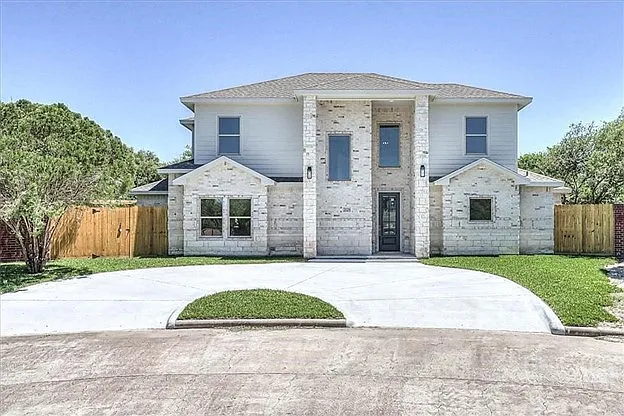 6 bed, 2921 sqft, $3,250 — Photo 2