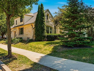 2202 S 70th STREET, West Allis, WI, 53219