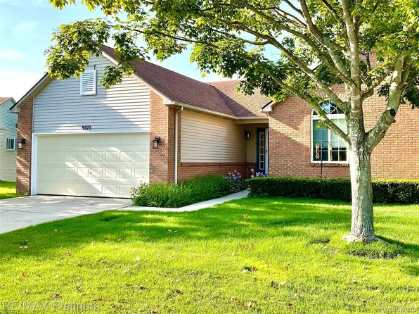 9010 Pine Cove Dr, Whitmore Lake, MI 48189