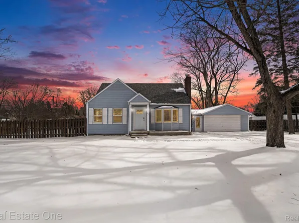 315 Clark Rd, Highland, MI 48357