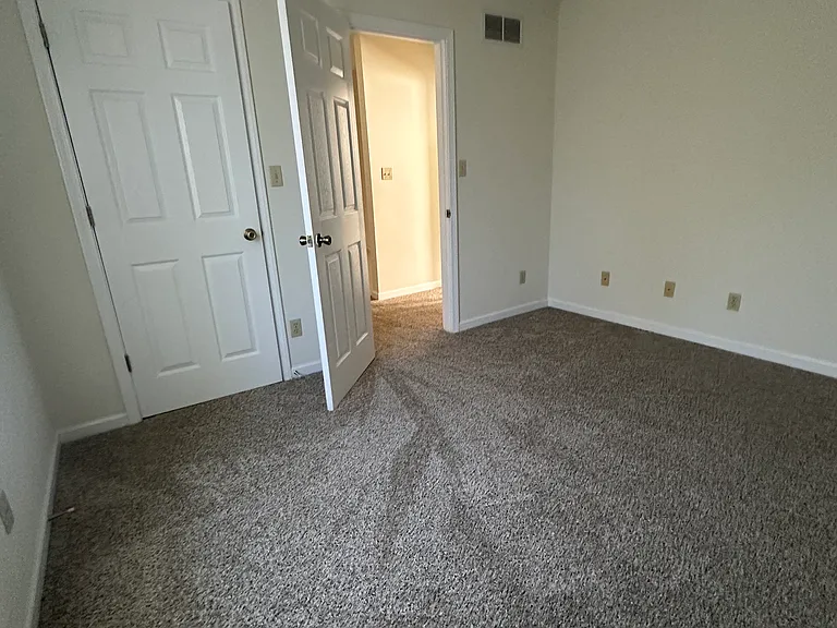 1118 S Woodlawn Ave — Photo 17