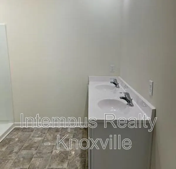 1311 Hampton Place Cir — Photo 24
