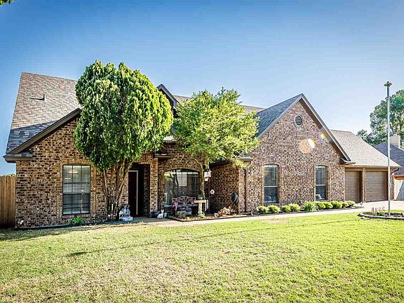 3rd image of 3115 NE Colonial Dr