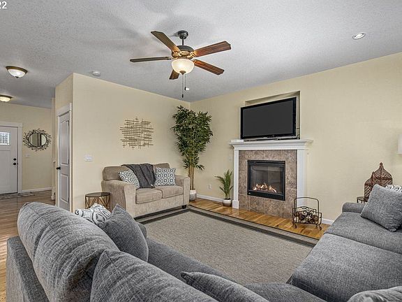 4th image of 784 Park Pl