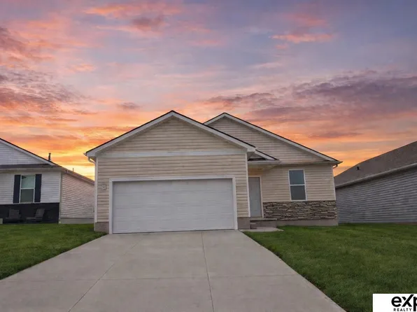 17511 Greenleaf Dr, Omaha, NE 68136