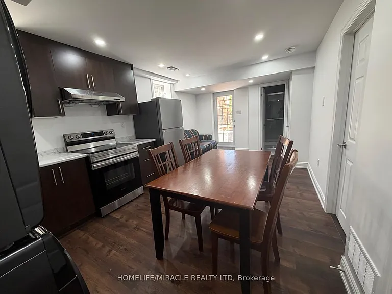28 Meadowglen Blvd — Photo 3