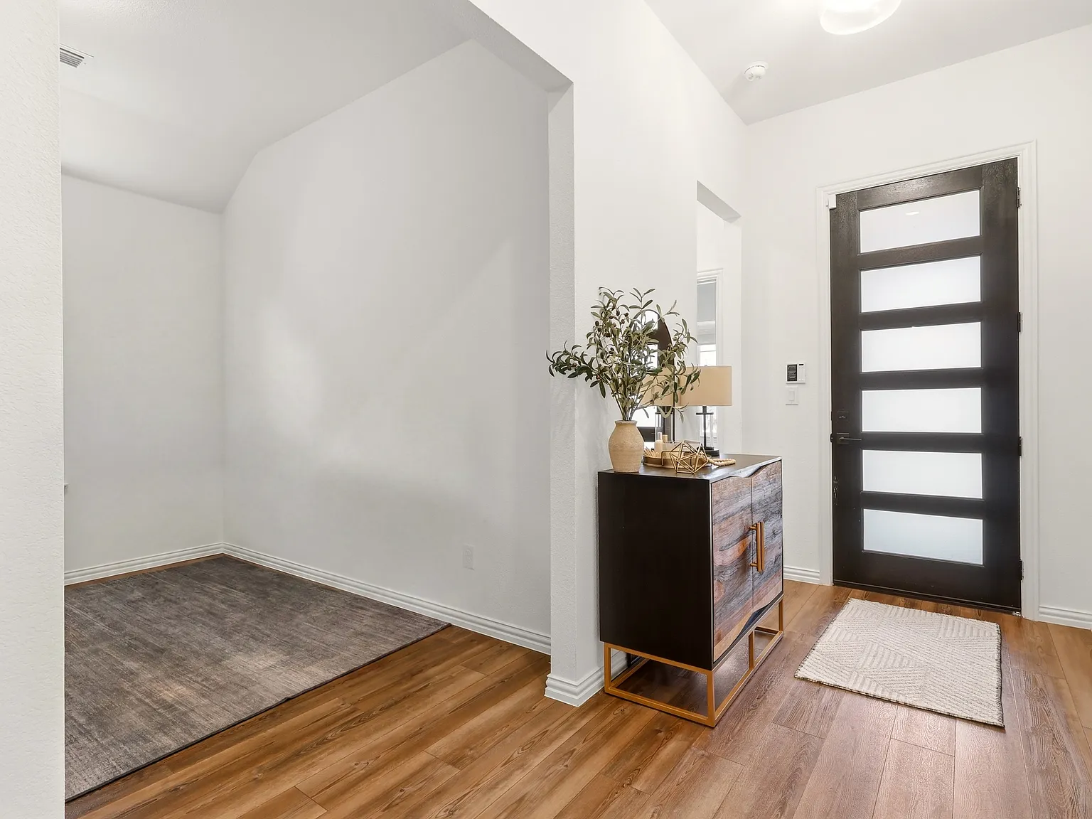4 bed, 2252 sqft, $2,500 — Photo 3