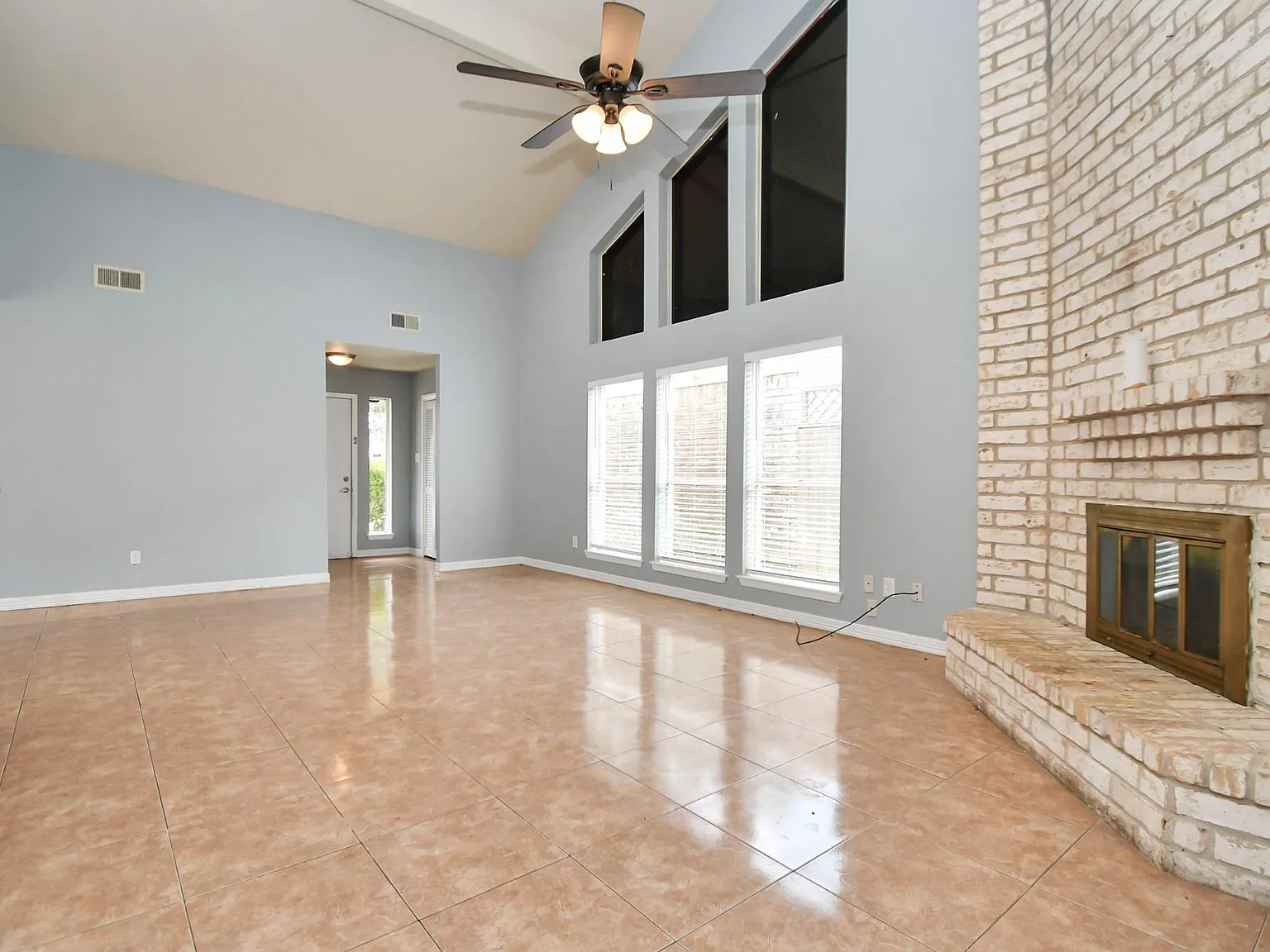 4 bed, 2.5 bath, 2496 sqft, $2,400 — Photo 3