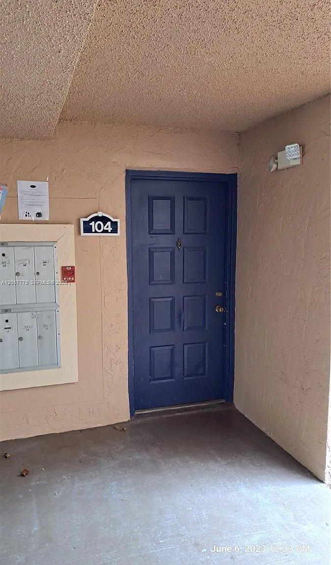 Royal Palm Place — Photo 3