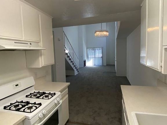 5th image of 10926 Huston St #209