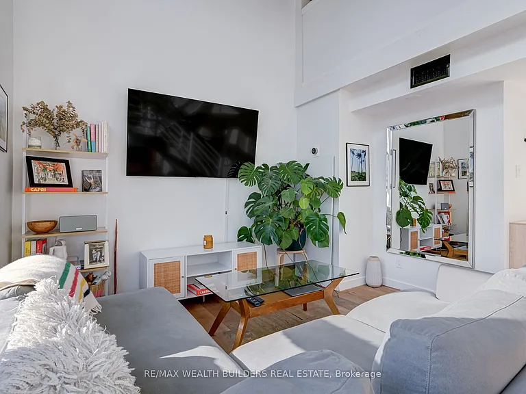 393 King St E #403 — Photo 3
