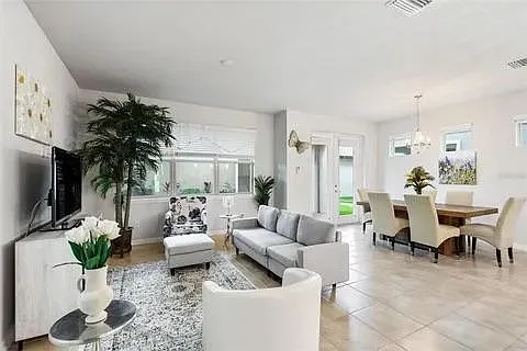 5 bed, 2098 sqft, $3,300 — Photo 3