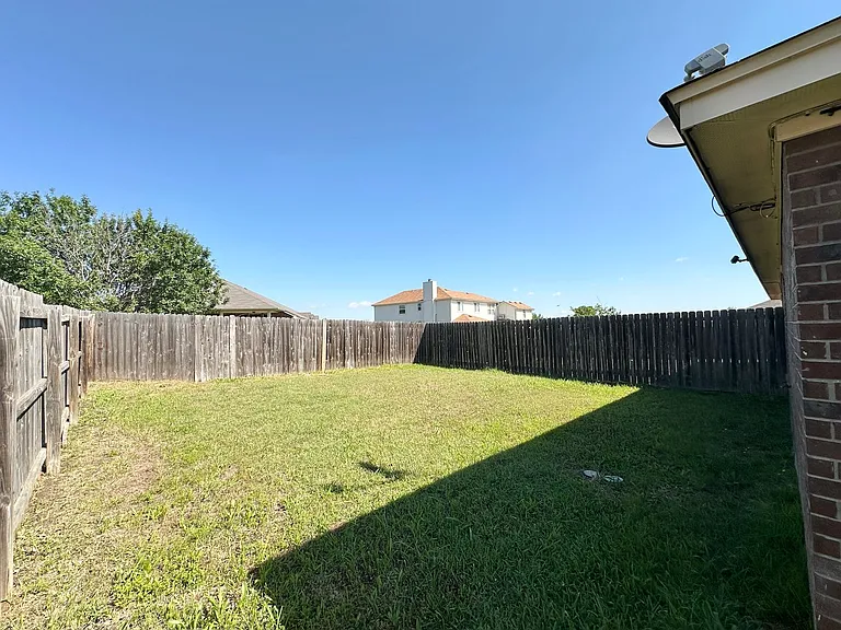 2005 Charleston Ct — Photo 34