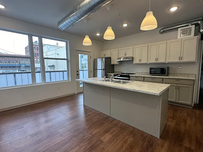 307 N 3rd St — Photo 9