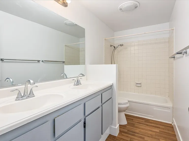 2302 W Canal St — Photo 7